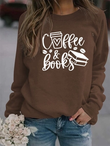 Détail de l'imprimé Coffee & Books sur un sweat-shirt marron à manches longues pour femmes