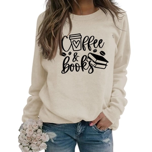 Détail de l'imprimé graphique Coffee & Books sur un sweat à col rond beige