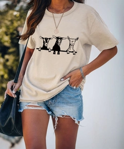 Dettaglio della stampa grafica con capra su t-shirt beige oversize in cotone