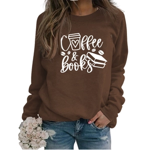 Détail de l'imprimé graphique Coffee & Books sur un sweat marron à manches longues