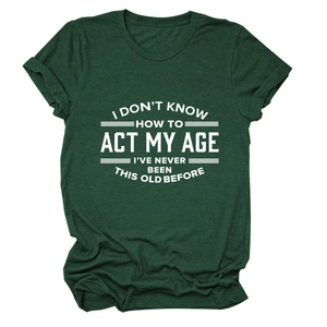 Detail van donkergroen katoenen T-shirt met witte I DON'T KNOW HOW tekst op de borst