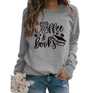 Détail de l'imprimé du sweat Coffee & Books gris avec jean et roses roses