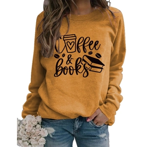 Détail de l'imprimé 'Coffee & Books' sur un sweat à col rond de couleur jaune moutarde