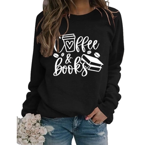 Détail de l'imprimé Coffee & Books sur un sweat noir à manches longues et col rond