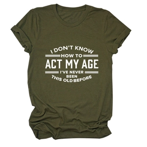 Detail van legergroen T-shirt met ronde hals en witte creatieve slogan-opdruk