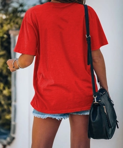 Vista posteriore di una maglietta rossa girocollo ampia con pantaloncini di jeans e borsa nera