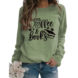 Détail de l'imprimé Coffee & Books sur sweat-shirt vert herbe à col rond avec motifs