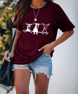 Dettaglio della t-shirt bordeaux a girocollo con stampa grafica di tre capre bianche