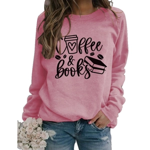 Détail d'un sweat à col rond rose avec imprimé Coffee & Books pour femmes