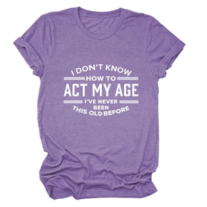Detail van gemêleerd paars T-shirt met witte tekst I DON'T KNOW HOW TO ACT MY AGE