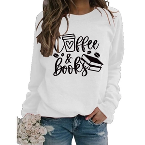 Détail de l'imprimé Coffee & Books sur un sweat à col rond blanc de coupe décontractée