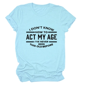Detail plat neergelegd lichtblauw katoenen T-shirt met zwarte sloganopdruk op wit