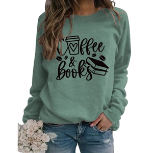 Détail de l'imprimé Coffee & Books sur un sweat-shirt à manches longues vert sauge