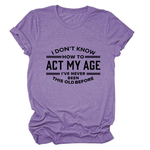 Detail van paars T-shirt van katoenmix met de tekst I DON'T KNOW HOW geprint