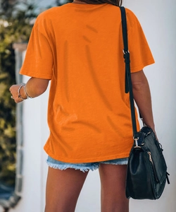T-shirt arancione a girocollo vista posteriore con vestibilità ampia e casual