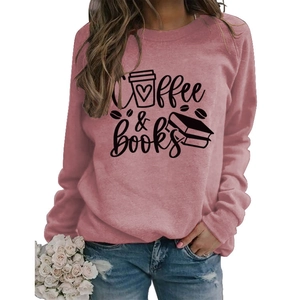 Détail de l'imprimé Coffee & Books sur un sweat à col rond rose poudré surdimensionné