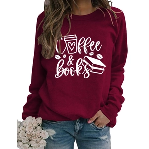 Détail du sweat-shirt bordeaux avec imprimé graphique blanc Coffee & Books élégant