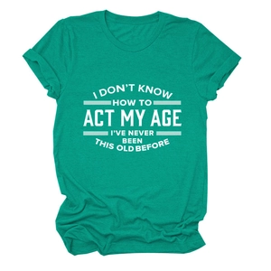 Detail van blauwgroen katoenen T-shirt met witte slogan-opdruk en een ronde hals