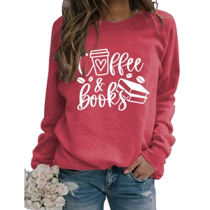 Détail du sweat-shirt rouge avec imprimé graphique blanc Coffee and Books