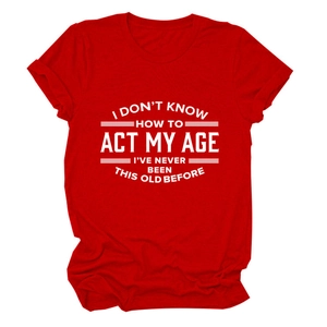 Detailopname van de witte tekstprint op een rood T-shirt met ronde hals en korte mouwen