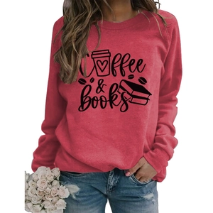 Sweatshirt rouge à col rond pour femme avec motif Coffee & Books et jean bleu décontracté