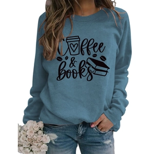 Détail du sweat-shirt col rond bleu gris avec impression graphique Coffee & Books