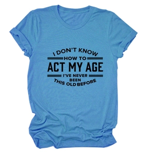Detail van hemelsblauw katoenen T-shirt met zwarte tekst en omgeslagen korte mouwen