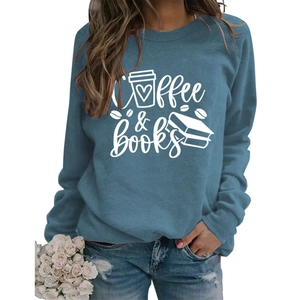 Détail de l'imprimé graphique Coffee & Books sur un sweat à col rond bleu grisâtre
