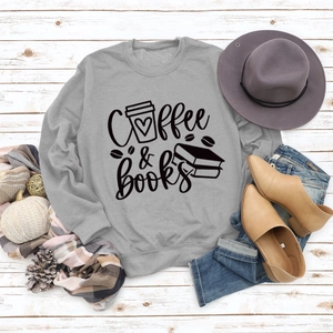 Flat lay du sweat gris Coffee & Books avec accessoires d'automne sur fond de bois blanc