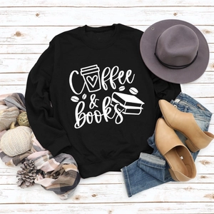 Mise à plat du sweat Coffee & Books avec bottes et chapeau sur fond bois rustique