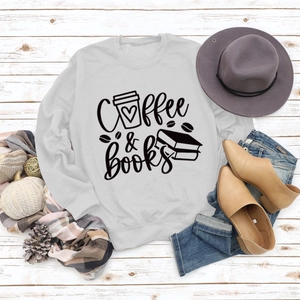 Mise à plat du sweat gris Coffee & Books avec accessoires d'automne sur bois blanc