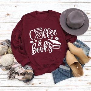Détail du graphique Coffee and Books sur un sweat bordeaux avec accessoires d'automne