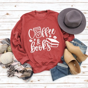 Mise à plat d'un sweat rouge avec imprimé Coffee & Books et illustration de cœur