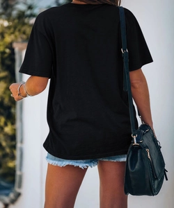 Vista posteriore di una t-shirt nera a girocollo ampia con trama di cotone morbido