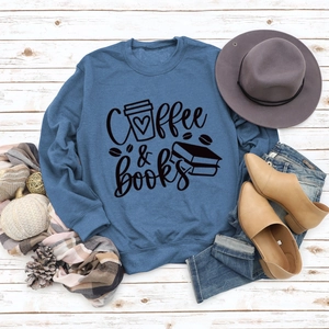 Mise à plat d'un sweat bleu Coffee & Books stylisé avec chapeau, écharpe et jeans