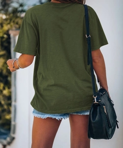 Vista posteriore della maglietta da donna in cotone verde scuro a girocollo all'aperto