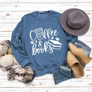 Pull bleu marine Coffee & Books avec décor d'automne sur fond de bois blanc