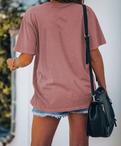 Vista posteriore di una t-shirt casual rosa antico abbinata a pantaloncini di jeans