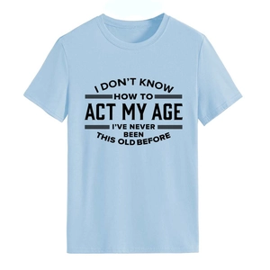 Lichtblauw katoenen T-shirt met ronde hals en zwarte sloganprint op witte achtergrond
