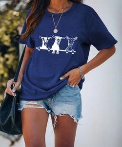 Dettaglio della t-shirt blu scuro a girocollo con tre stampe di capre di montagna bianche