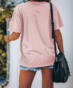 Vista posteriore della t-shirt in cotone rosa ampia con pantaloncini di jeans e borsa