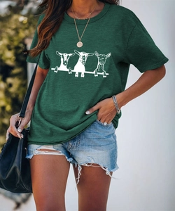 Dettaglio di una t-shirt girocollo verde scuro con grafiche di capra minimaliste