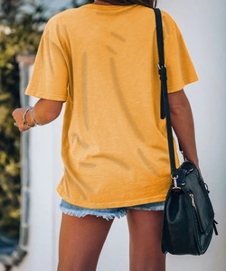 Vista posteriore della t-shirt gialla da infermiera con stampa leopardata a cuore in cotone