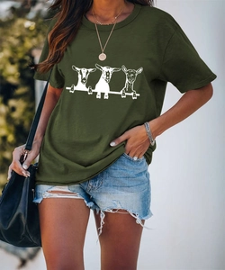 T-shirt verde oliva a girocollo con stampa di capra bianca su top alla moda casual donna