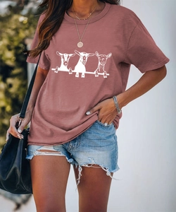 Dettaglio di t-shirt a maniche corte girocollo con stampa grafica di capra bianca rosa