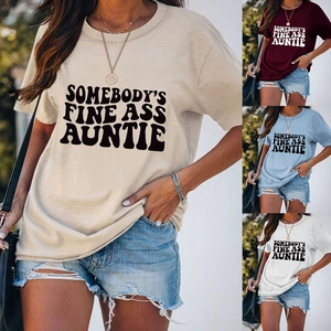 Détails du t-shirt oversize en coton montrant les options de couleurs et le lettrage