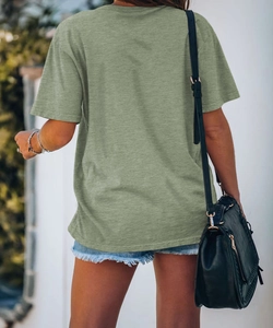 Vista posteriore di una t-shirt ampia verde fagiolo a girocollo con shorts in denim e tracolla
