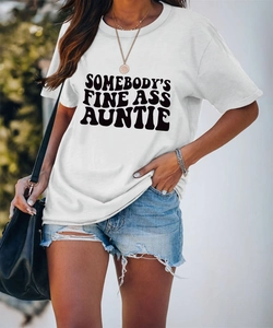 Photo de style urbain d'un t-shirt blanc avec slogan imprimé graphique noir pour femme
