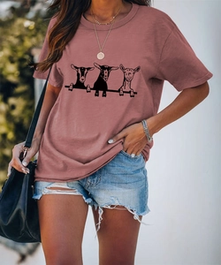 Dettaglio della stampa grafica con capre su t-shirt casual in cotone rosa da donna