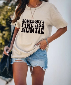Détail du texte SOMEBODY'S FINE ASS AUNTIE sur t-shirt beige oversize en coton